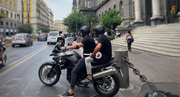 Napoli - Tentano di rapinare coppia di turisti in strada, arrestati