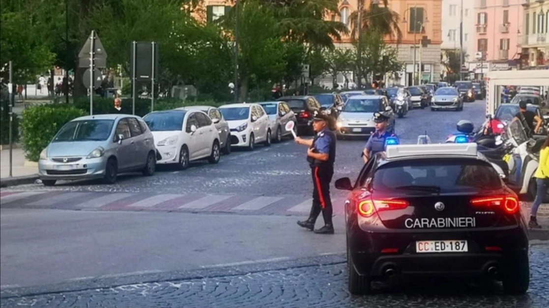 Castellammare di Stabia - Controlli dei carabinieri, due persone denunciate