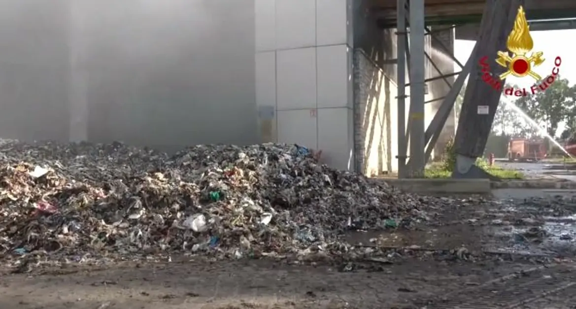Incendio alla discarica di Malagrotta a Roma, in fumo tonnellate di rifiuti
