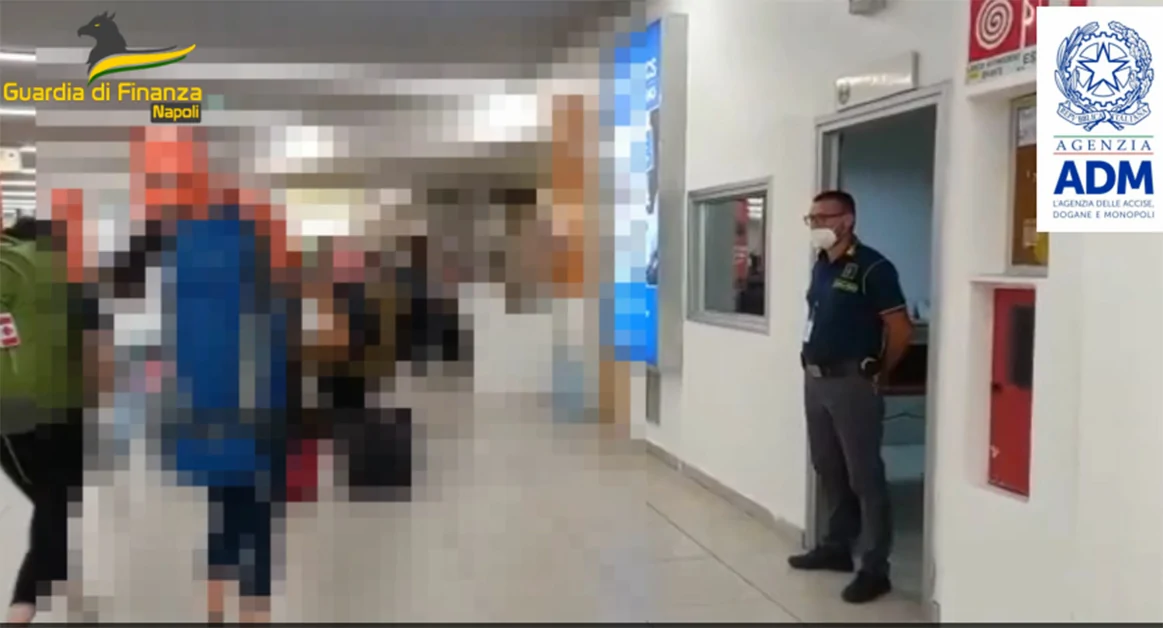 Napoli - Fermati in Aeroporto con documenti identità falsi, arrestati