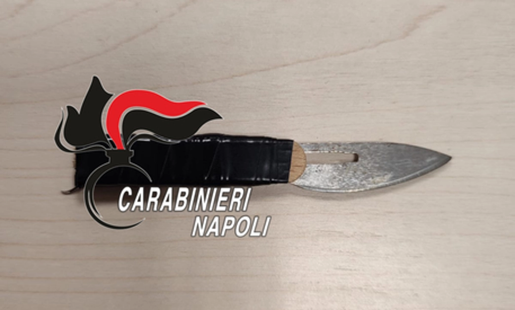 Napoli - In giro con un coltello artigianale, bastoncini e lama 