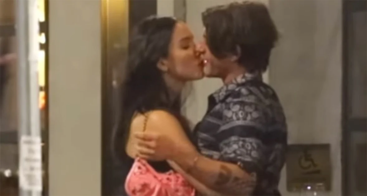 Paola Di Benedetto e Rkomi: ecco il primo bacio in pubblico. Il Video