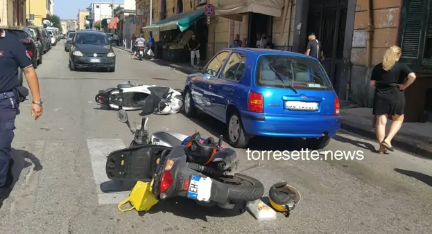 Torre Annunziata - Incidente tra due moto ed un'auto: ragazza in ospedale