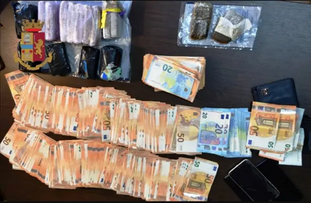 Droga e soldi in albergo nel Vesuviano, tre arresti