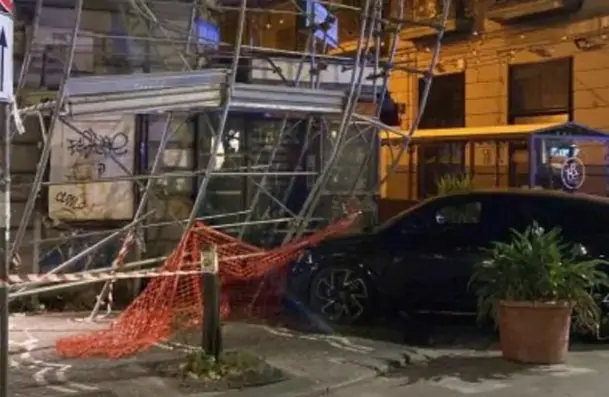 Napoli- Auto contro impalcatura, chiuso tratto di corso Umberto