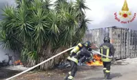 Vasto incendio alla periferia di Roma, bruciano sterpaglie