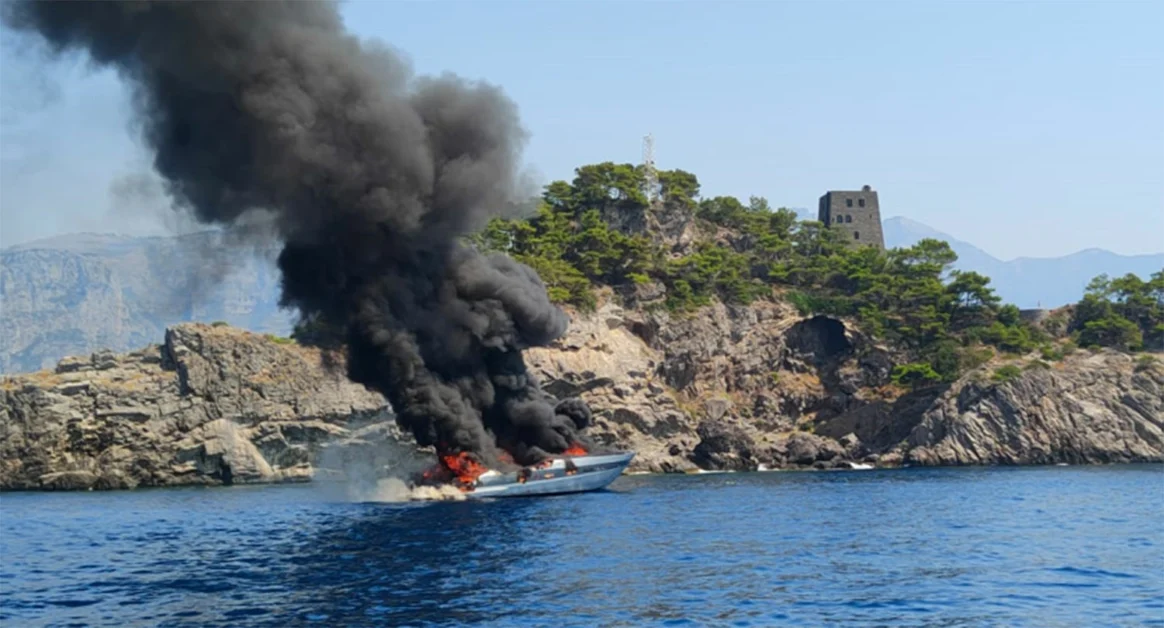 Yacht in fiamme e affondato in Costiera Amalfitana, rischio inquinamento
