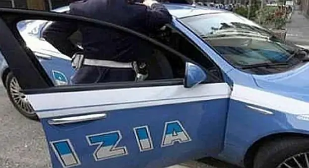 Aggredisce moglie e poliziotti, un arresto nel Napoletano