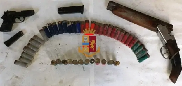 Armi e munizioni in una scuola abbandonata