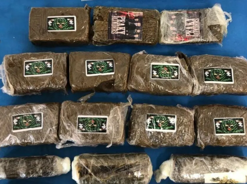 Oltre 1,5 kg di hashish e marijuana in un muro, sequestro a Pianura