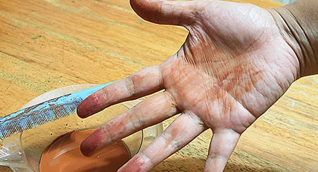 Macchie di tintura mani e viso: ecco come eliminarla 