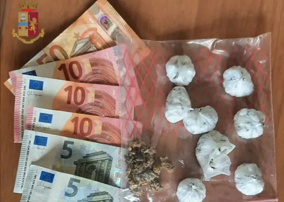 Oltre 300 dosi di cocaina in casa, arrestato dalla Polizia 