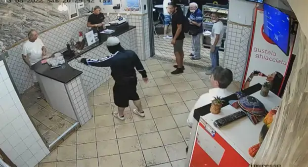 Arma in pugno rapina pizzerie e spara al soffitto: video shock