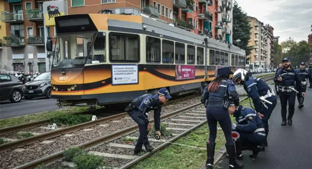 Ragazzo di 14 anni investito da un tram a Milano, inutili i soccorsi