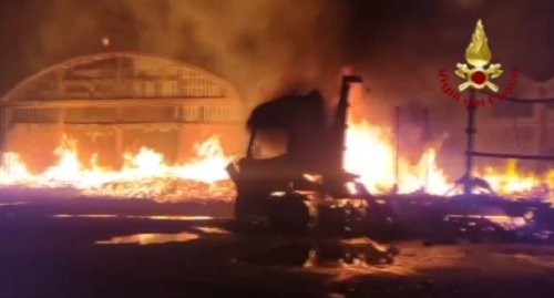 Incendio distrugge capannoni e veicoli nel Salernitano